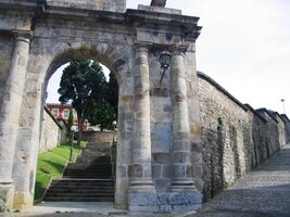 Dolů se jde po schodišti Escalada de Mollina