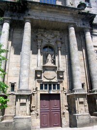 a honosným portálem