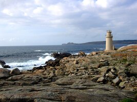 Světský maják nad tříští mořských vln