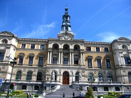 Radnice na nábřeží řeky Nervion