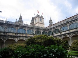 Ambity Collegio de Fonseca - v pozadí věže katedrály