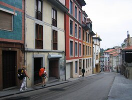 Hurá na kafe do přístavu Cudillero!