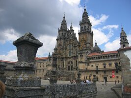 Nad katedrálou stojí výhružný mrak