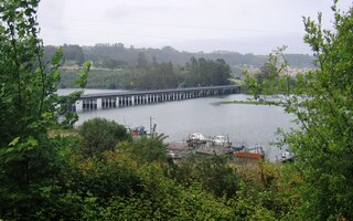 a přes dlouhý most dále