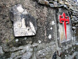 Galicijský kříž na stařičké zdi