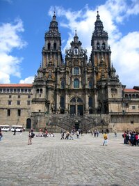 Pohled na průčelí katedrály - že je to nádvoří ale dlouhé, což ?