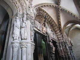 Zatímco vnitřní portál chrámu je románský