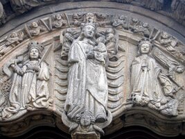 její vstupní portál je obdivuhodný