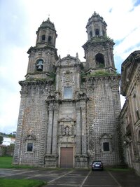 dojdete k baroknímu průčelí klášterního chrámu