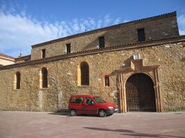 Románská kaple San Tirso vedle katedrály