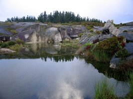 Poslední kapky padají do horského jezírka