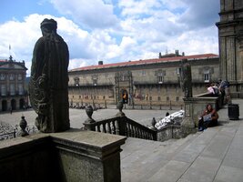 Od něj je krásný pohled na nádvoří Plaza de Obradorio