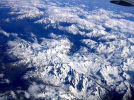 Letíme nad Pyrenejemi