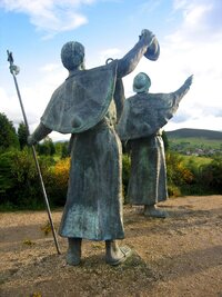 Končíme pod sochami poutníků