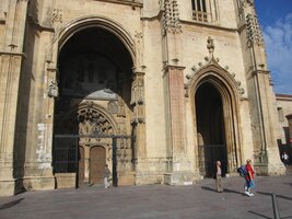 a zde její honosný portál