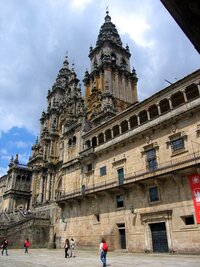 Oba se do katedrály přímo vklínily