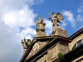 Andělé na střeše chrámu kláštera Madres Mercedarias