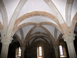 a třeba i přes kapitulní síň