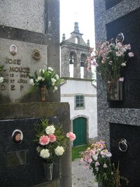 Typický kostelík škvírou typického hřbitova