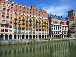 a pestrobarevné paláce tamtéž