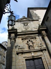 A tohle je portál klášterního chrámu San Paio de Antealtares