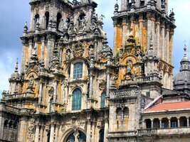 A už zas svítí slunce na oranžové lišejníky na žlutém pískovci katedrály