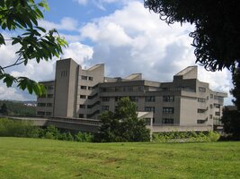 Jedna z hypermoderních univerzitních budov