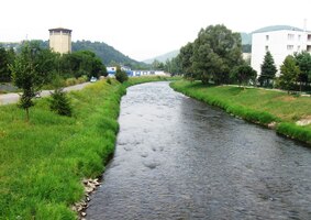 Dole pod vsí teče vodácká řeka Hron