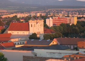 s františkánským kostelem v popředí