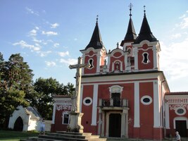 Na vrcholku kopce stojí poutní kostel