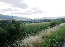 a tak stoupáme vzhůru nad vsí Hýlov