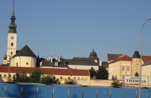 nás vede opět do jeho centra