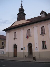 Inu, však jsme také v Brezně,