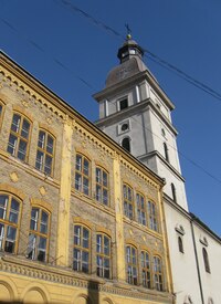 a městské korzo je plné památek