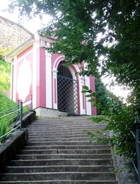 a vysokými schodišti