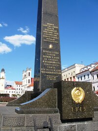 a z mramoru pomníku osvoboditelům