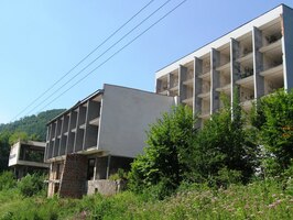 k vybydlenému hotelu Harmónia