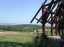 kterému tu zrovna stavějí poutní kostelík