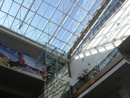 V Eurocentru jsme rychle nakoupili klobásy a sýry