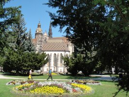 je úchvatný z každé strany