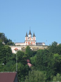 Leží pod vrchem Kalvárie,