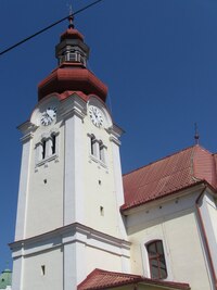 a pěkným kostelíkem