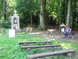 a došli až k lesnímu poutnímu amfiteátru