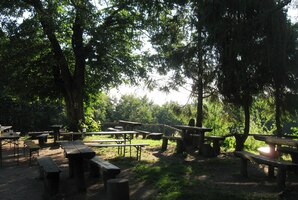 Pod vrchem Predná Holica je příjemné posezení