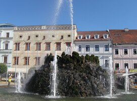 a skrápěla nás voda moderní fontány