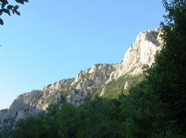 týčícím se vysoko nad námi