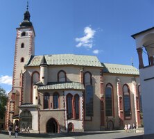 Dominuje mu hlavní chrám města