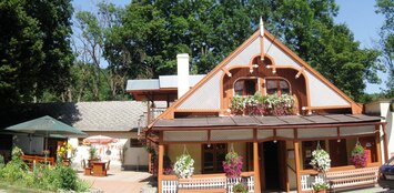 Jsou tu restaurace, hotely i domov důchodců