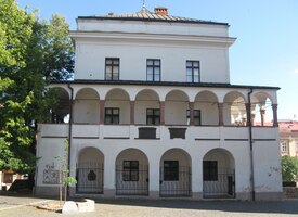 Okolo skvostné renesanční budovy muzea,