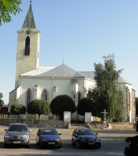 v centru města u kostela